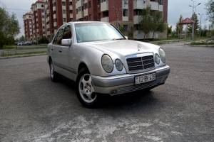 Mercedes E 230 